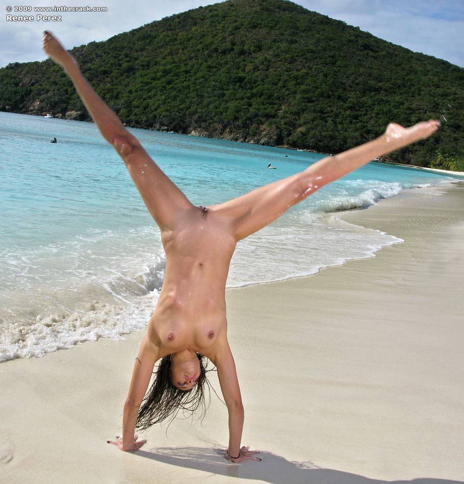 Renee perez se abre y juega con su coño cubierto de arena en la playa #72315599