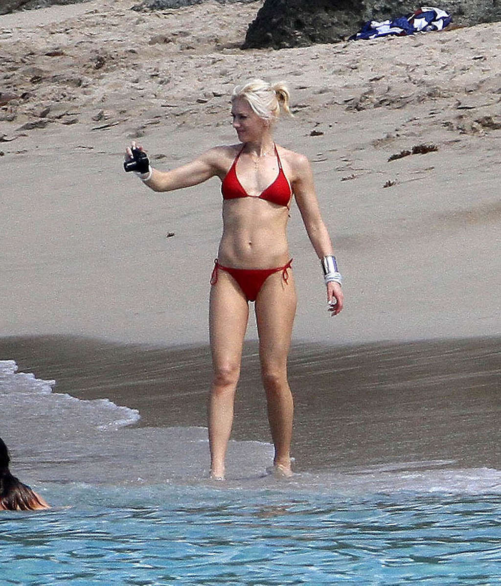 Gwen Stefani showing sexy ass and nice body in bikini on beach #75365254