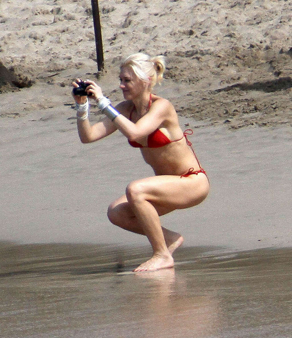 Gwen Stefani showing sexy ass and nice body in bikini on beach #75365269