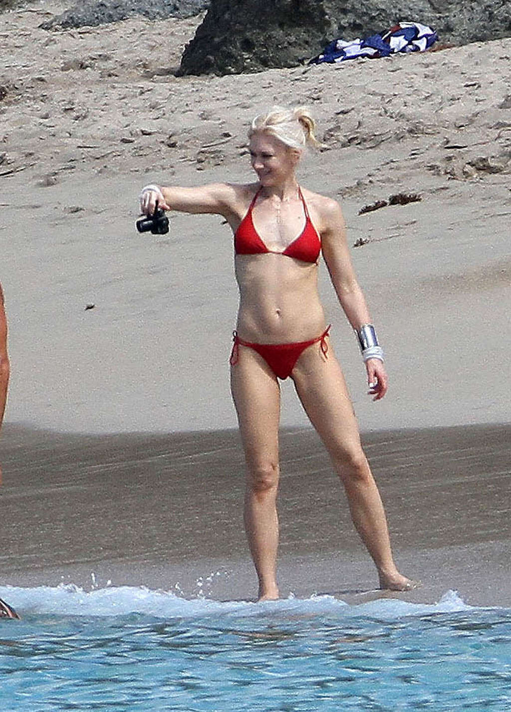 Gwen Stefani showing sexy ass and nice body in bikini on beach #75365285
