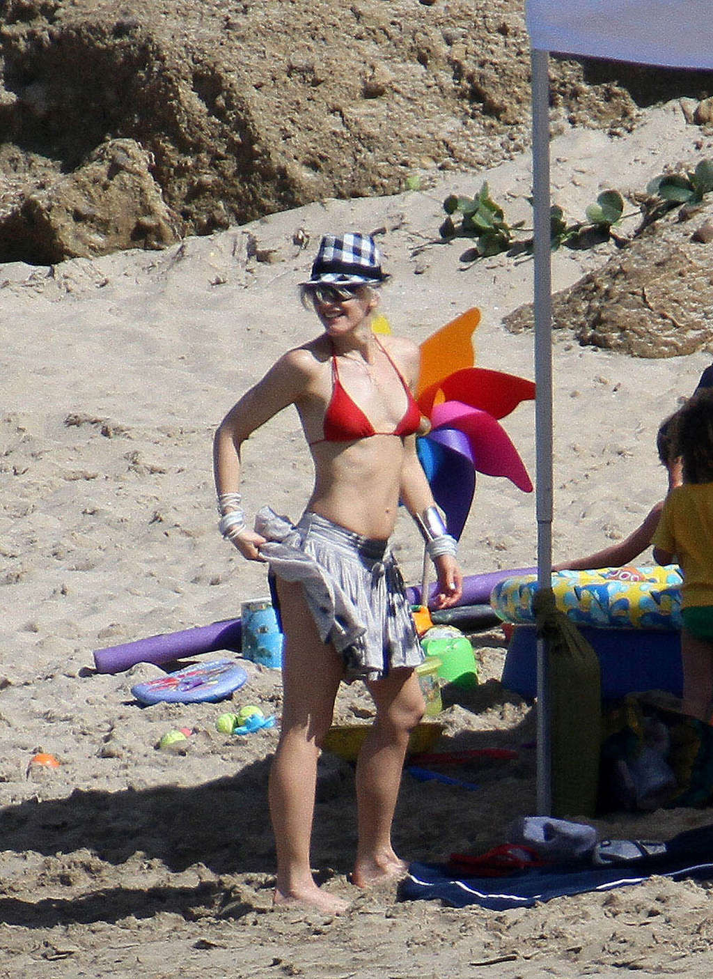 Gwen Stefani showing sexy ass and nice body in bikini on beach #75365294