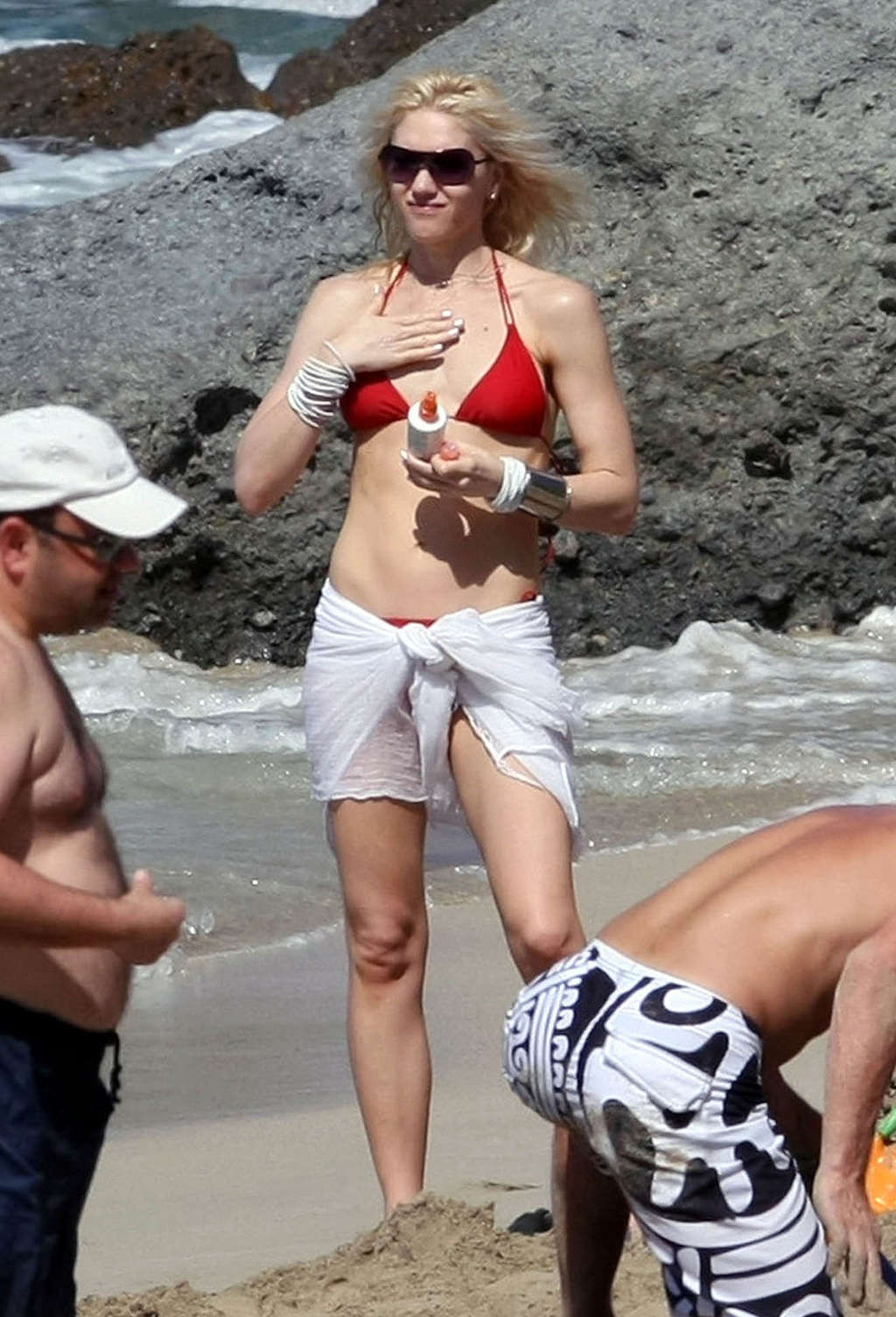 Gwen stefani che mostra culo sexy e bel corpo in bikini sulla spiaggia
 #75365328