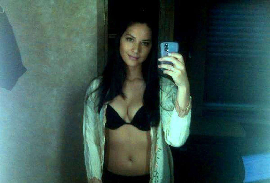 Olivia Munn guardando molto caldo e sexy sulle sue foto private
 #75358915