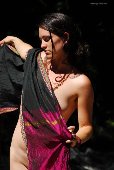 Gebräunte Nudisten-Schönheit badet Brüste am sonnigen Fluss
 #75021815