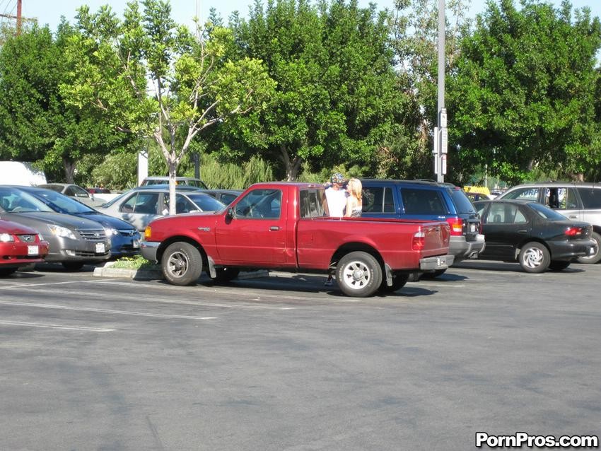 Chica asquerosa pillada besando a otro tío en el parking
 #79367551