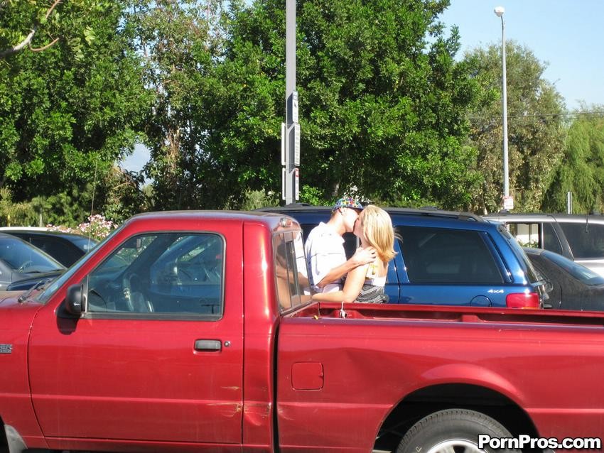 駐車場で他の男とキスしているところを撮られた淫乱娘
 #79367561