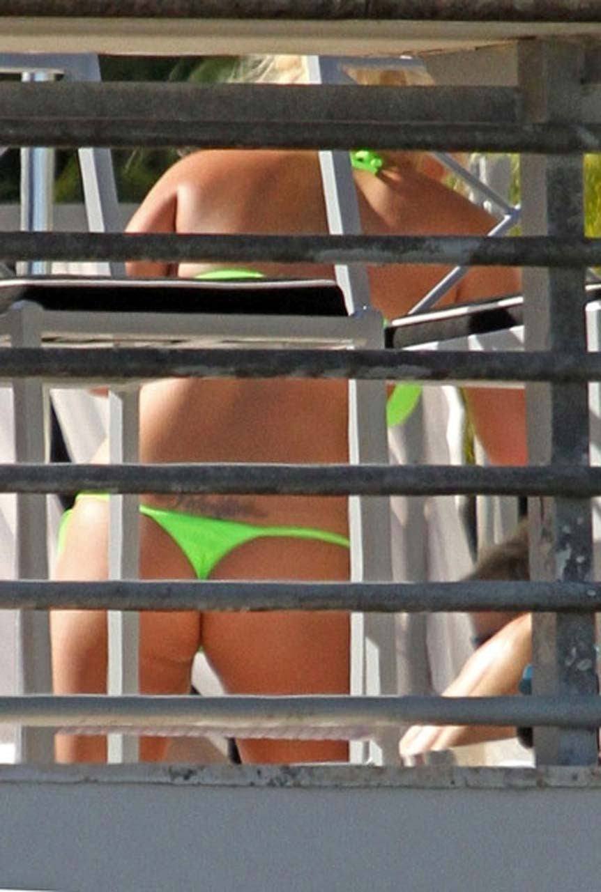 Brooke hogan montrant son joli cul en string et sexy en bikini vert paparazzi s #75324262