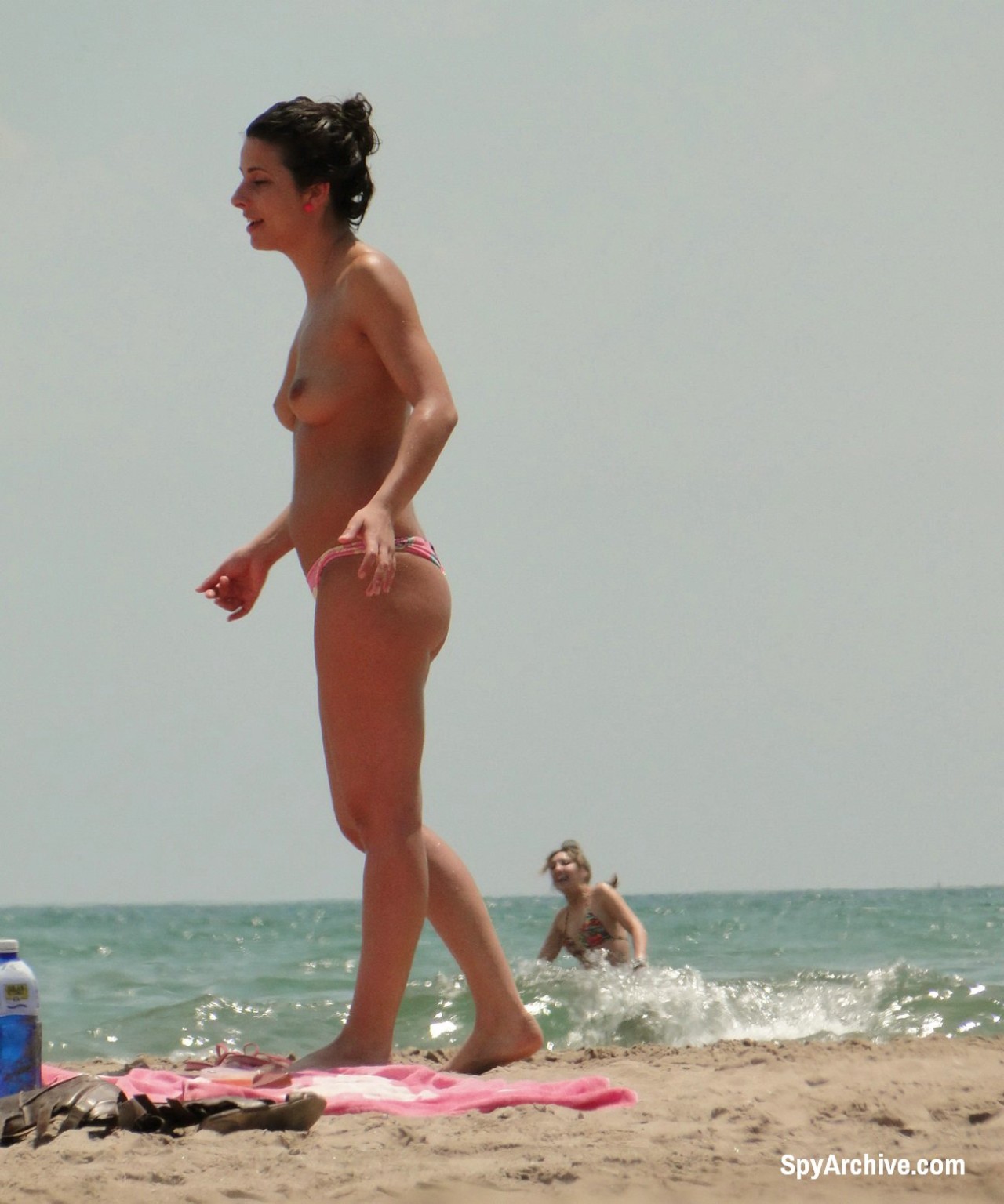Espionnage de copines brésiliennes aux seins nus à la plage.
 #72242042