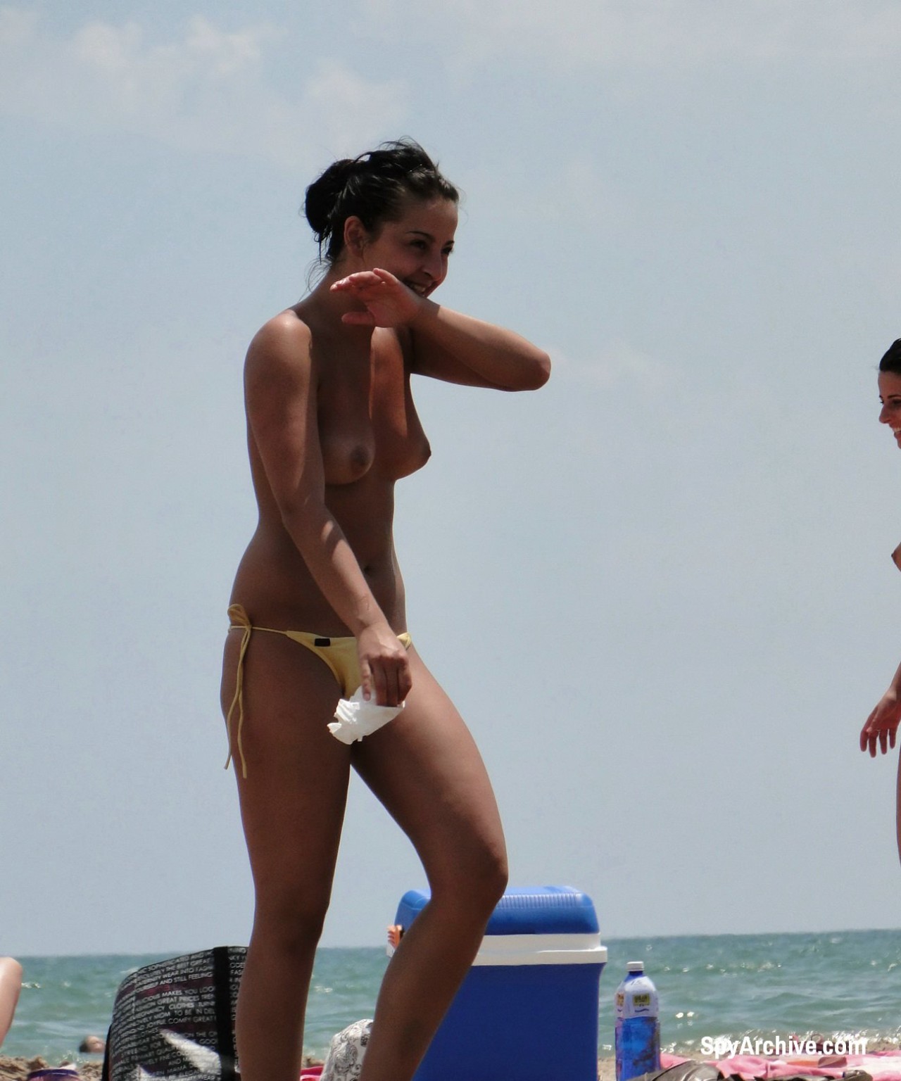 Espionnage de copines brésiliennes aux seins nus à la plage.
 #72242100