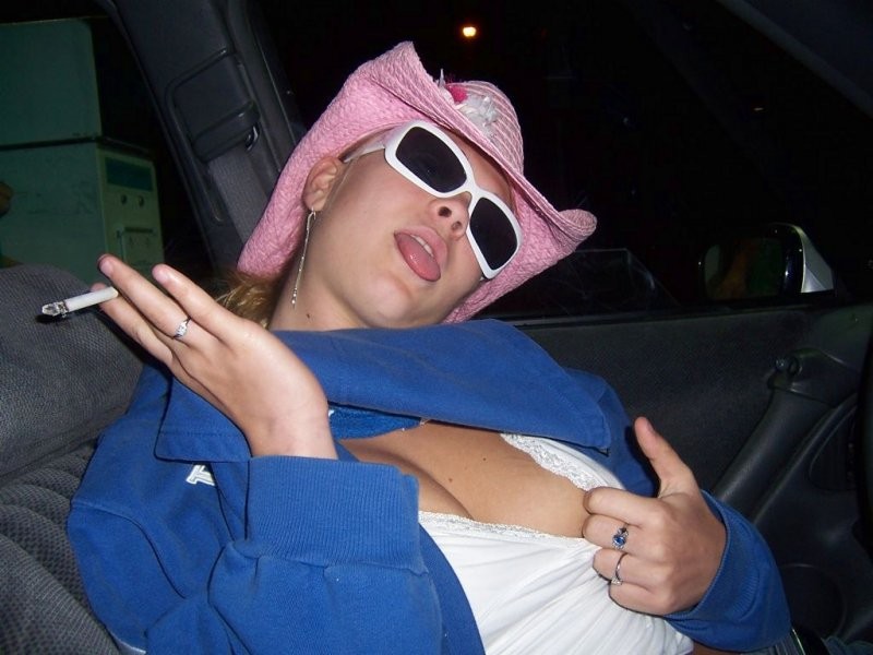 Big tittied Blondine strippen und versuchen auf Kleidung
 #68091444