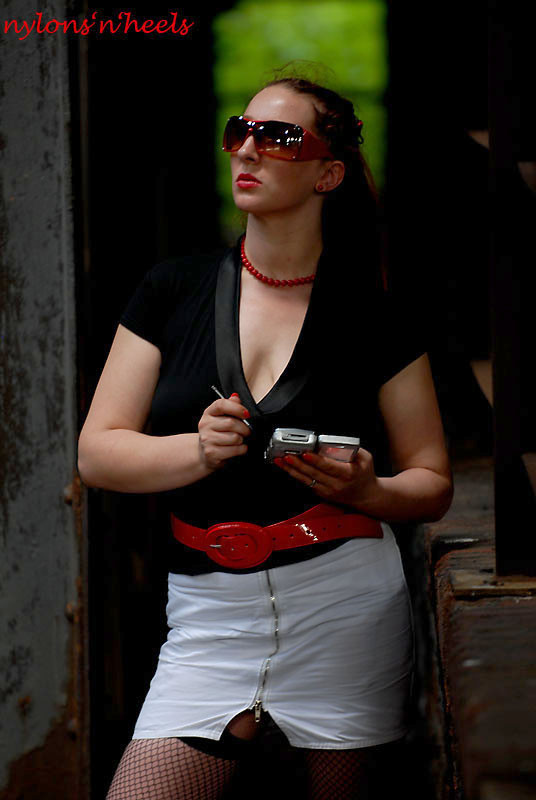 Rotschopf Justine posiert in der Öffentlichkeit
 #76475801