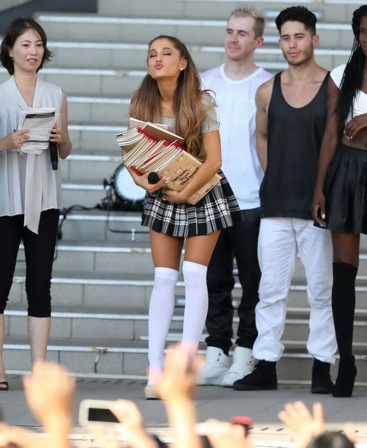Ariana grande upskirt lampeggiante sue mutandine nere sul palco durante la promozione del mio
 #75185881