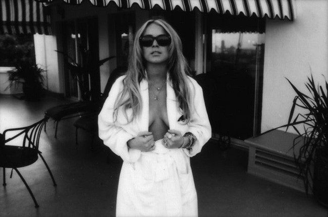 Splendida celebrità bionda Lindsay Lohan in tanga arancione sexy
 #75407759