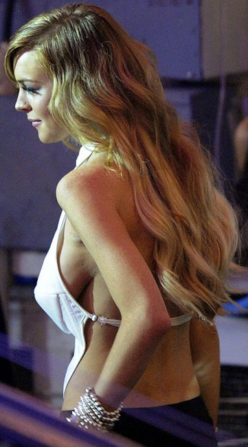 Splendida celebrità bionda Lindsay Lohan in tanga arancione sexy
 #75407787