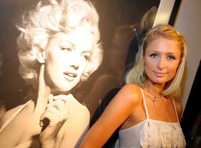 Paris hilton montrant sa belle chatte et ses petits seins aux paparazzi
 #75417951