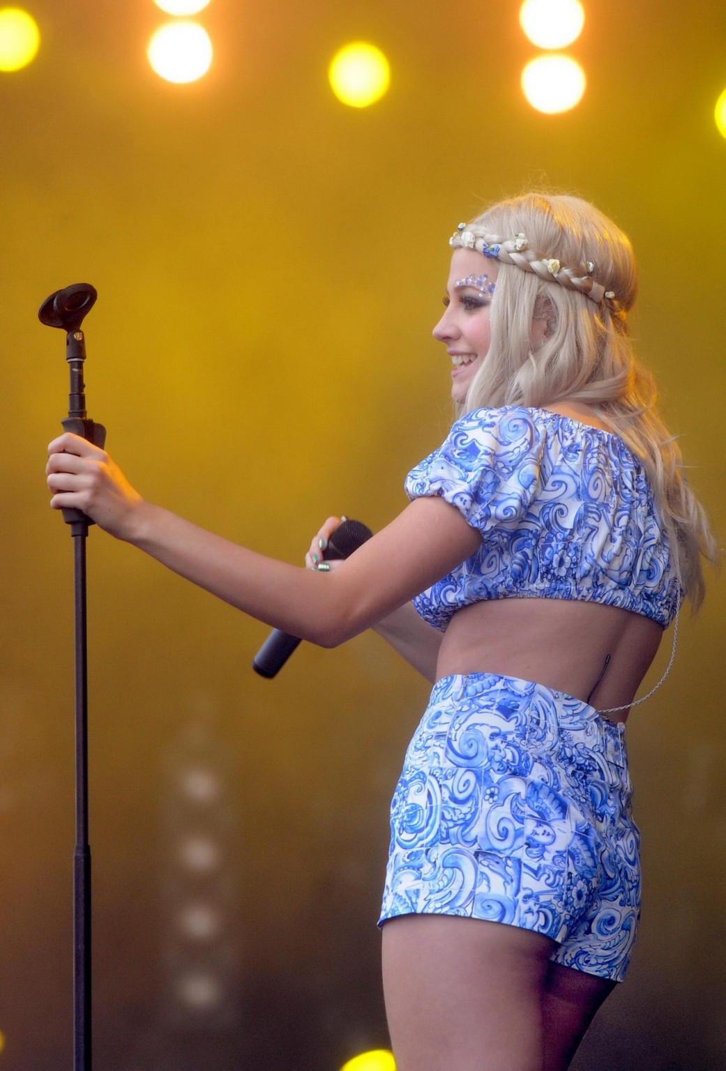 Pixie Lott in Shorts und bauchfreiem Top beim Auftritt auf dem Isle of Wight Festival 2011
 #75299883