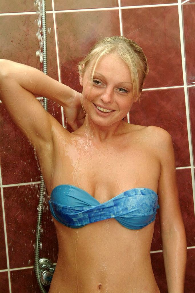 Amateur blonde Freundin gefangen in der Dusche
 #67284615