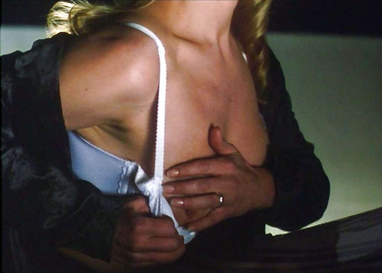 Deborah Kara Unger zeigt ihre haarige Muschi und holt ihre Titten aus dem BH #75301043