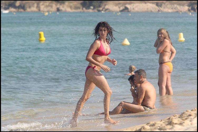 Penelope cruz pose nue dans des scènes de film et glissement de téton en paparazzi pics
 #75440041