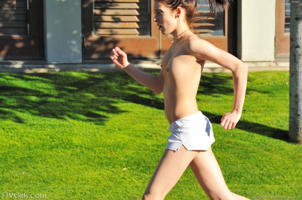 Morena con tetas calientes follando con los dedos su coño caliente
 #78387073