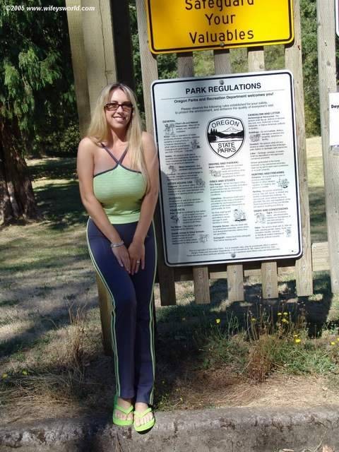 Tetas grandes rubia esposa desnuda al aire libre en la naturaleza
 #67881153