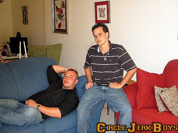 Dos tíos cachondos en topless
 #77001886