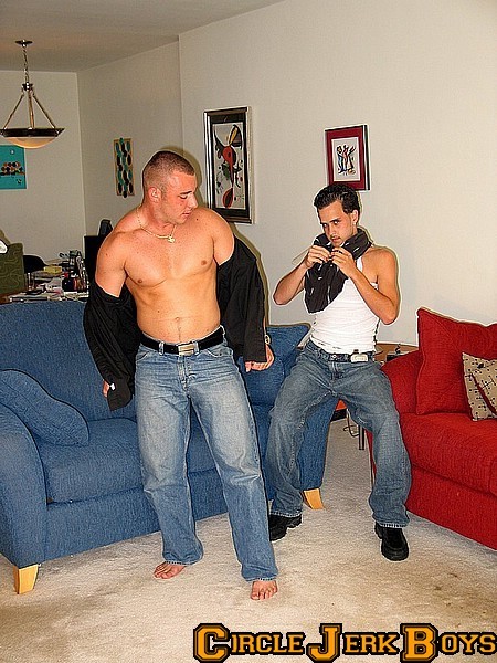 Dos tíos cachondos en topless
 #77001890