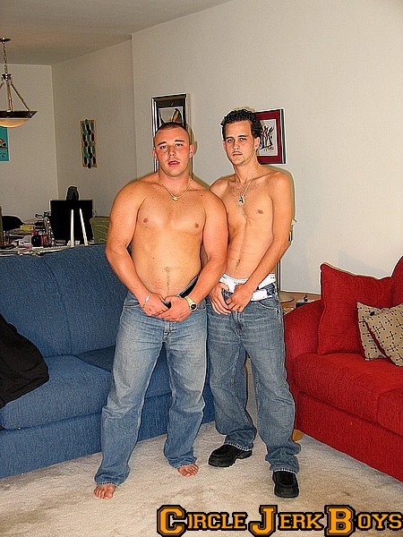 Dos tíos cachondos en topless
 #77001918