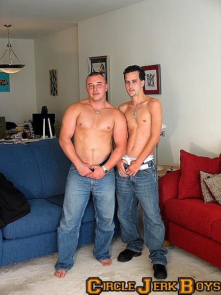 Dos tíos cachondos en topless
 #77001923