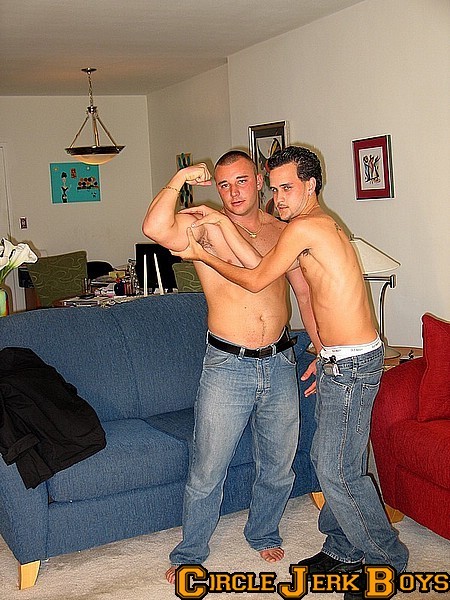 Dos tíos cachondos en topless
 #77001928