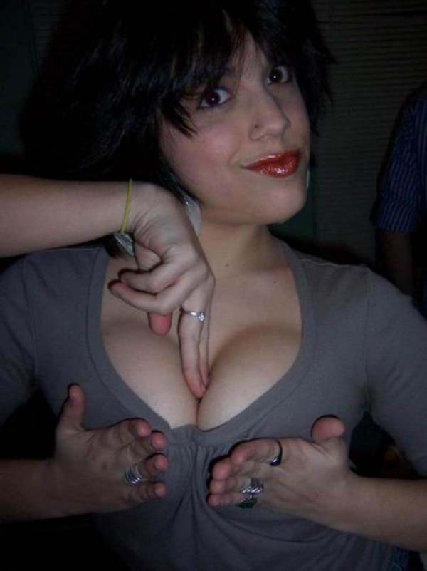 Vollbusige Amateur-Freundinnen zeigen ihre Brüste
 #67640551