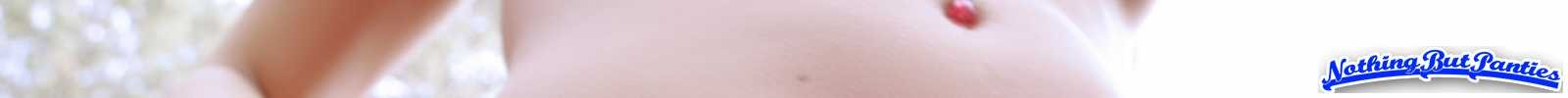アシュリーがピンクのパンティを履いて外に出ると、キャメルトゥがとてもきれいに見えます。 #72638222