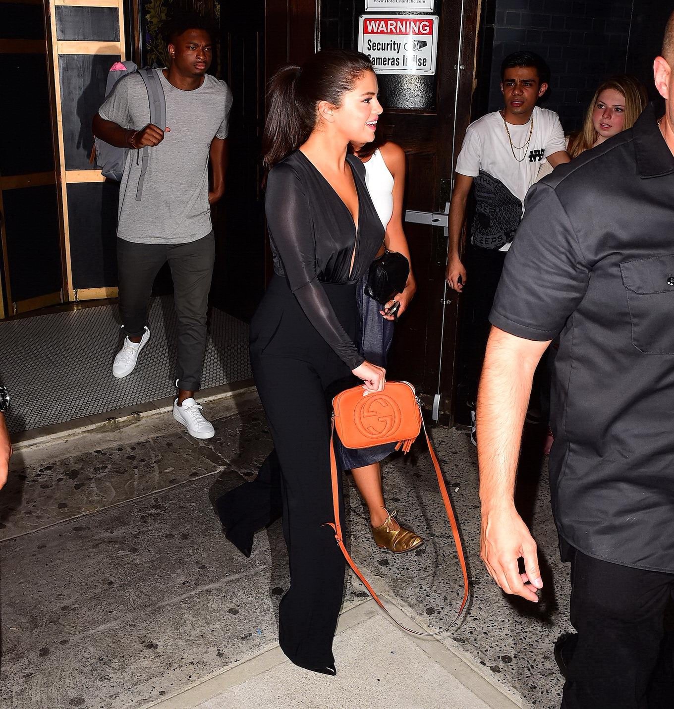 Selena gomez braless trägt ein weit geöffnetes Shirt in einer Nacht draußen
 #75160581