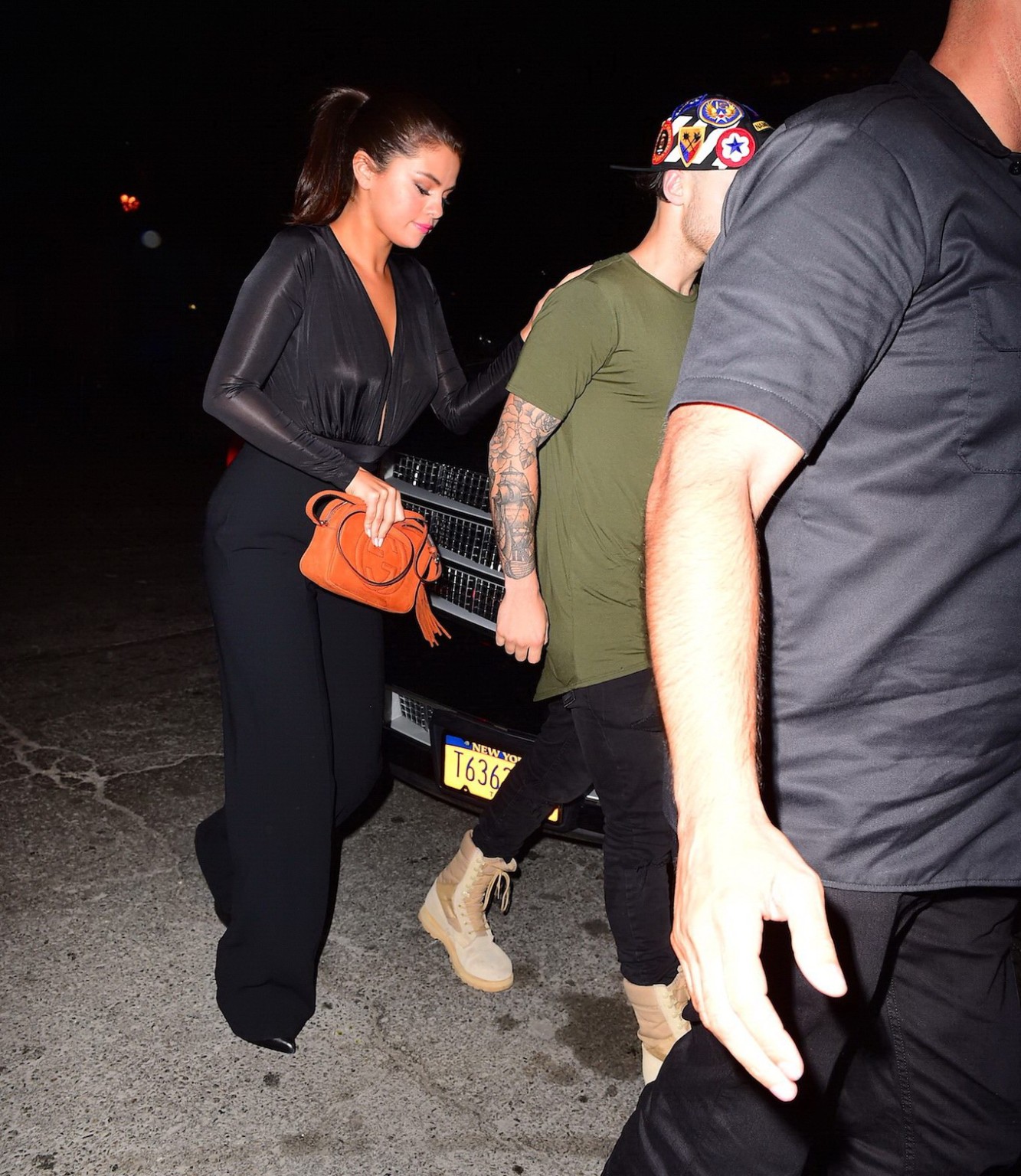 Selena gomez braless trägt ein weit geöffnetes Shirt in einer Nacht draußen
 #75160594