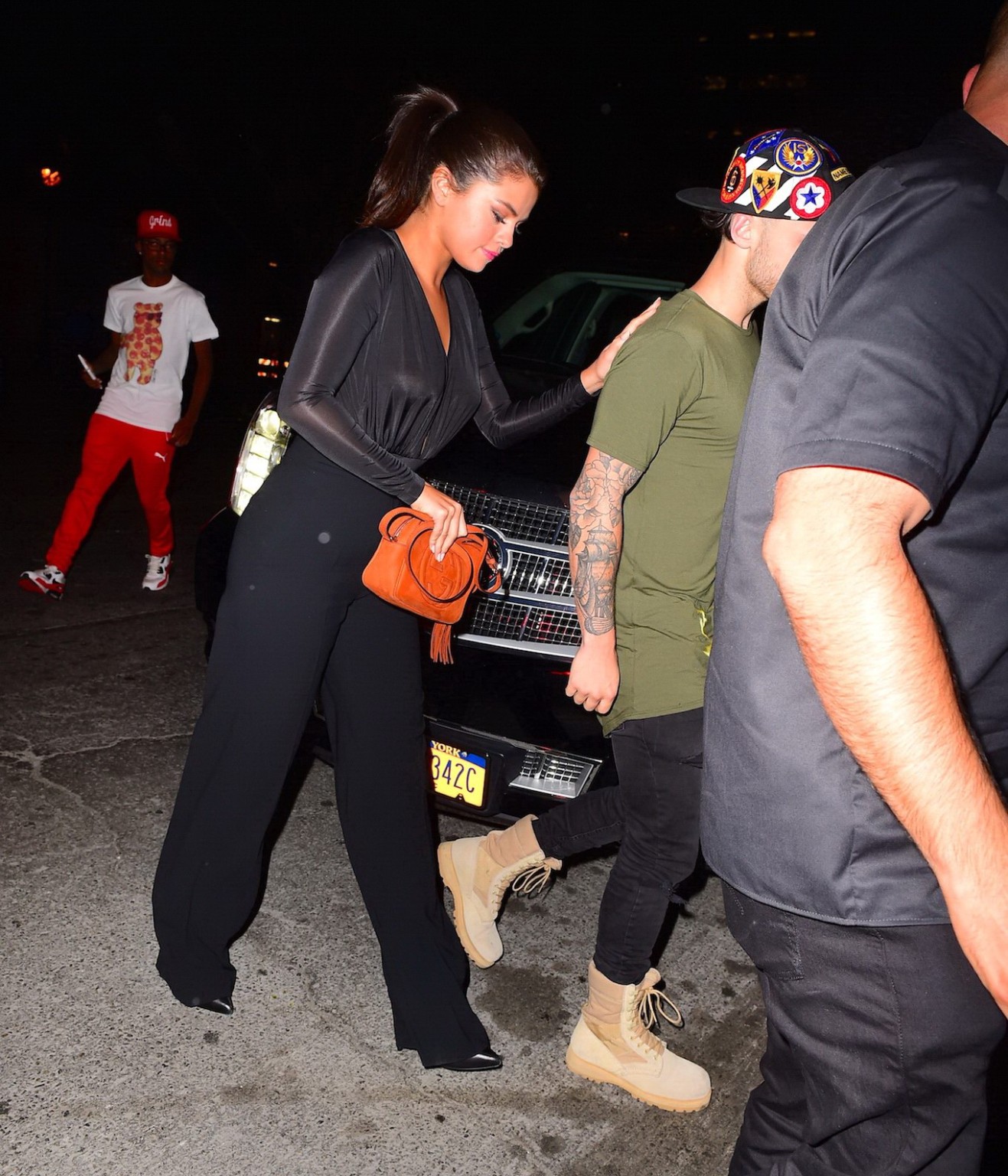 Selena gomez braless trägt ein weit geöffnetes Shirt in einer Nacht draußen
 #75160612
