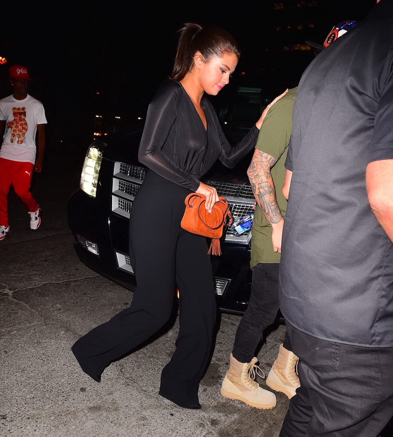 Selena gomez braless trägt ein weit geöffnetes Shirt in einer Nacht draußen
 #75160622