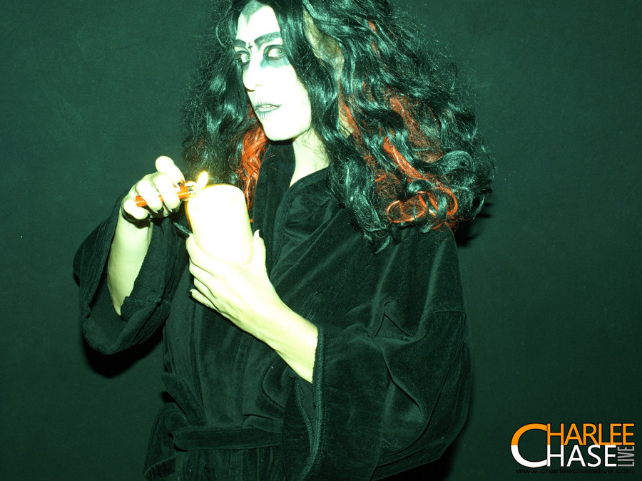 Charlee chase est une effrayante sorcière d'Halloween avec une chatte humide.
 #76508697