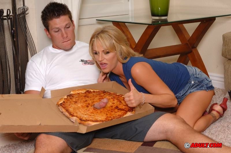 La bionda tettona Brooke trova una grande sorpresa nel suo cartone della pizza
 #79093578