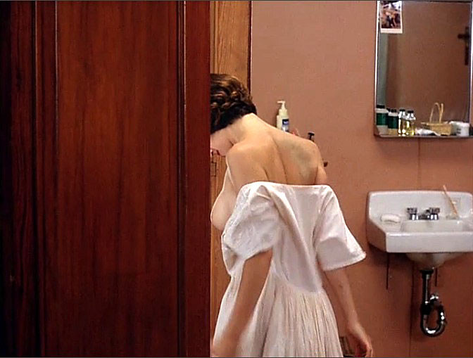 Alyssa milano mostrando le sue belle grandi tette e culo in scene di film nudo
 #75399189