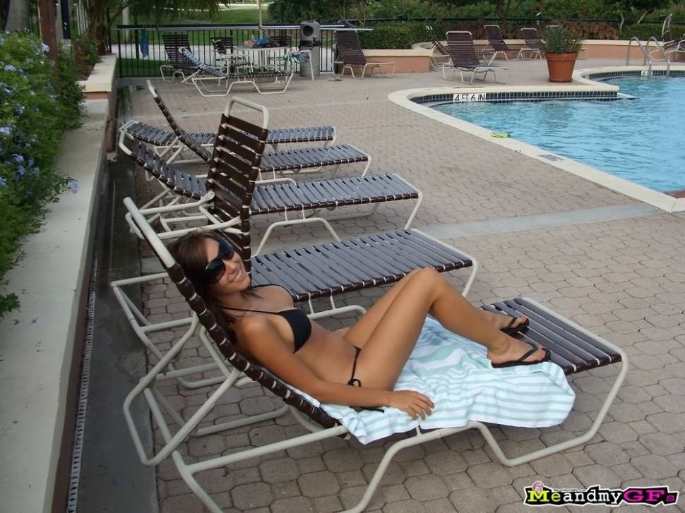 Mi novia posando en bikini en la piscina
 #73169963