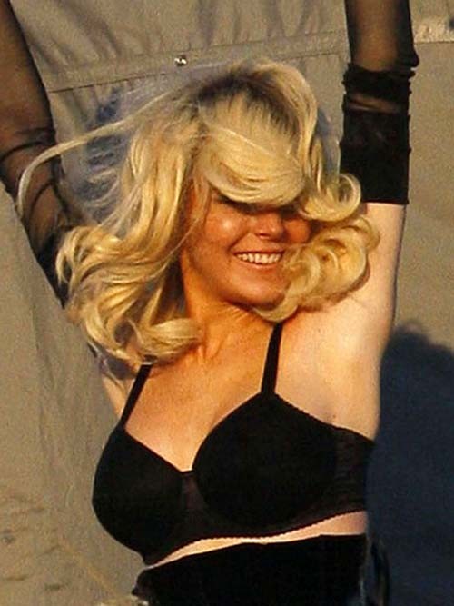 Lindsay Lohan exposant son corps sexy et ses énormes seins en soutien-gorge.
 #75283016