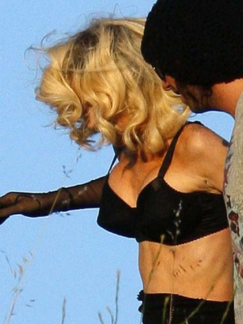Lindsay Lohan exposant son corps sexy et ses énormes seins en soutien-gorge.
 #75283037
