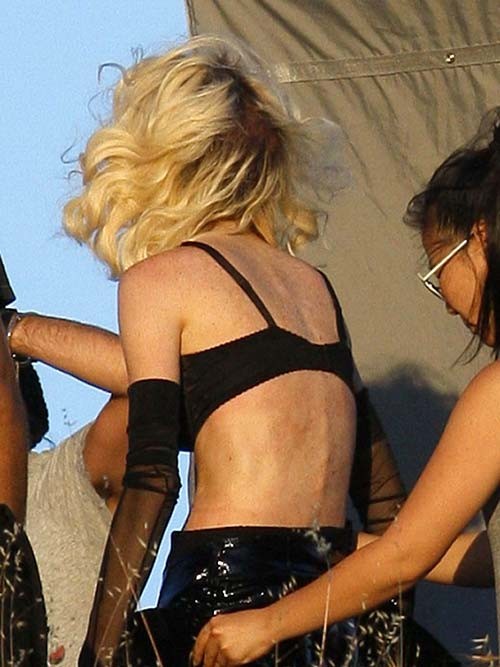 Lindsay Lohan exposant son corps sexy et ses énormes seins en soutien-gorge.
 #75283047