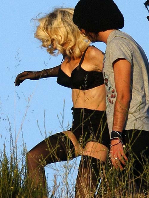 Lindsay Lohan exposant son corps sexy et ses énormes seins en soutien-gorge.
 #75283062
