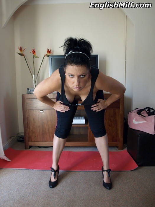 Daniella travaille ses courbes dans un leggins moulant et semi-transparent.
 #75515257