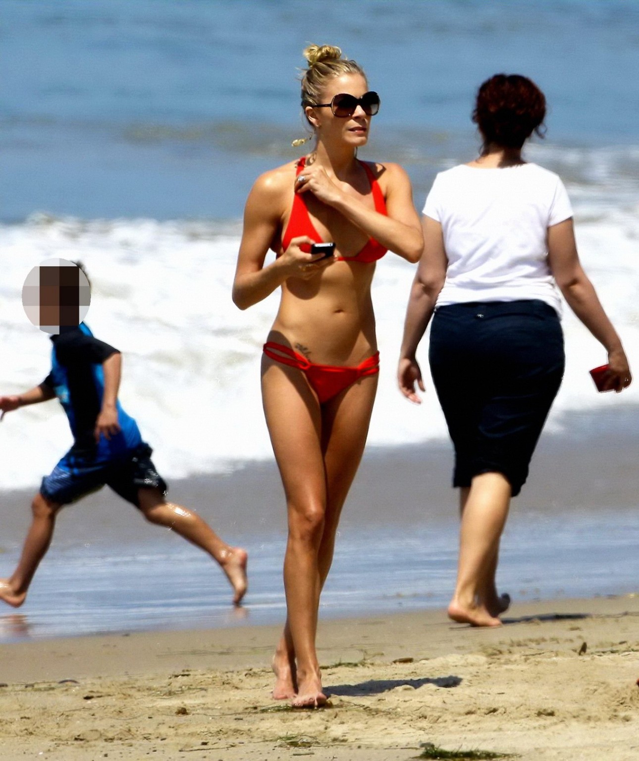 Leann Rimes trägt einen knappen roten Bikini am Strand von Malibu
 #75297517