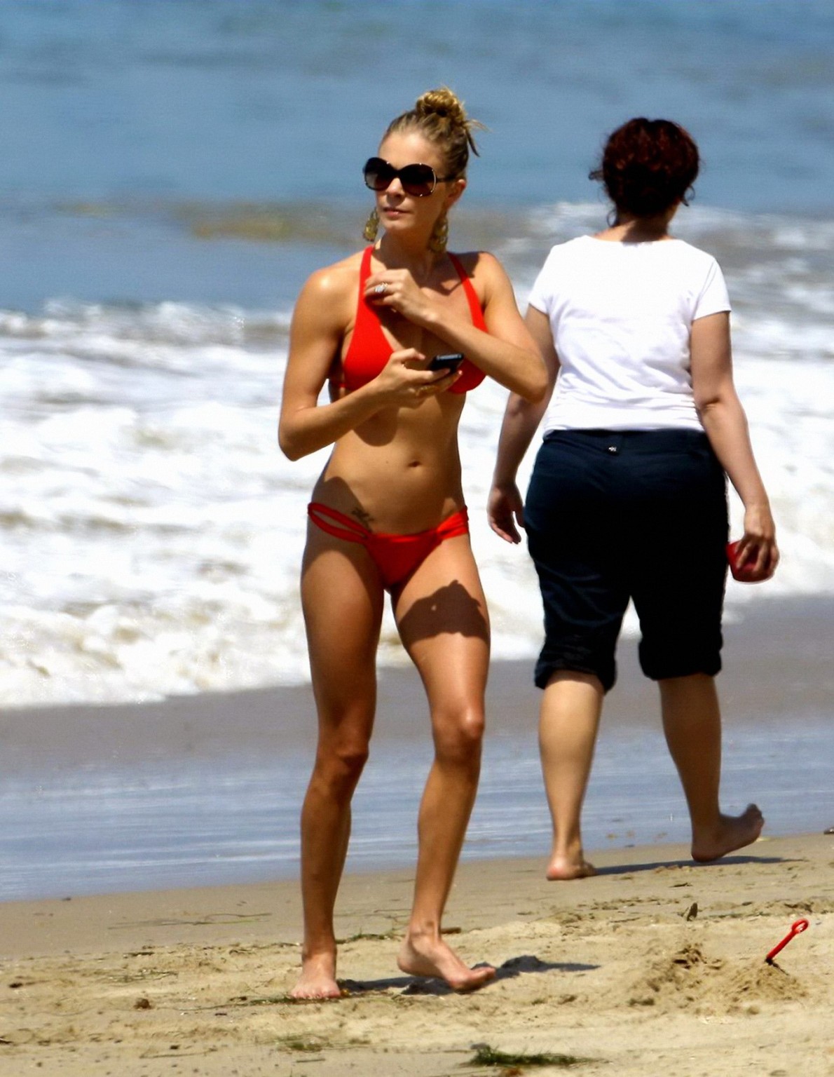 Leann Rimes trägt einen knappen roten Bikini am Strand von Malibu
 #75297549
