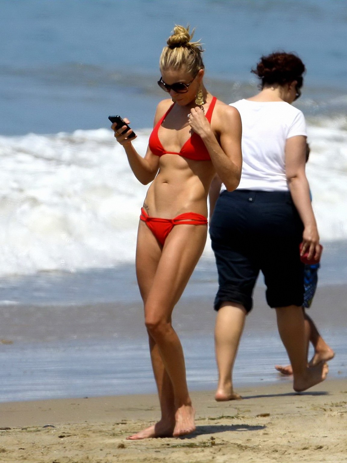 Leann rimes con un escaso bikini rojo en la playa de malibu
 #75297604