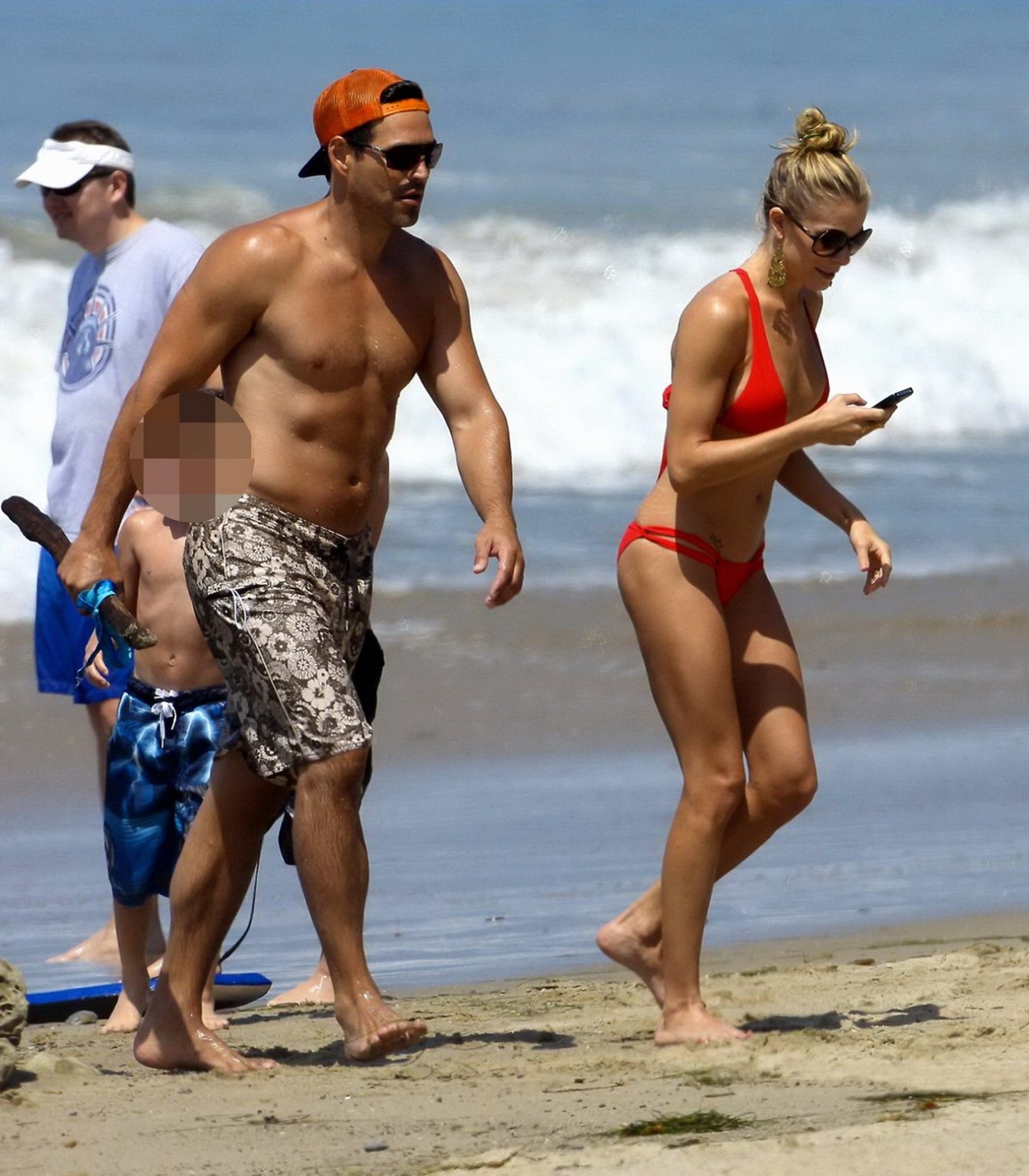Leann rimes indossa un succinto bikini rosso sulla spiaggia di Malibu
 #75297645
