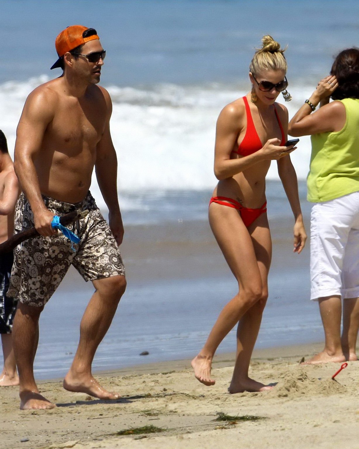 Leann rimes con un escaso bikini rojo en la playa de malibu
 #75297658